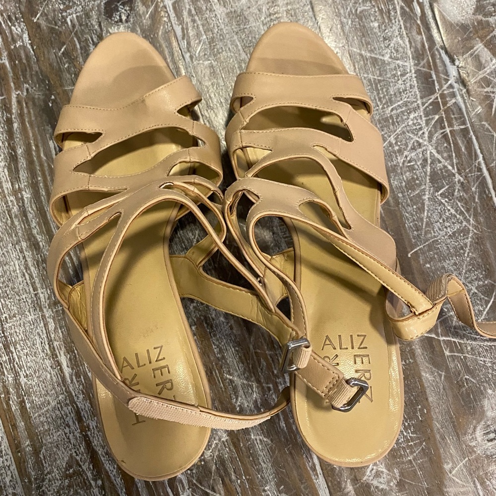 Size 10W womens Naturalizer Soul heeled sandals